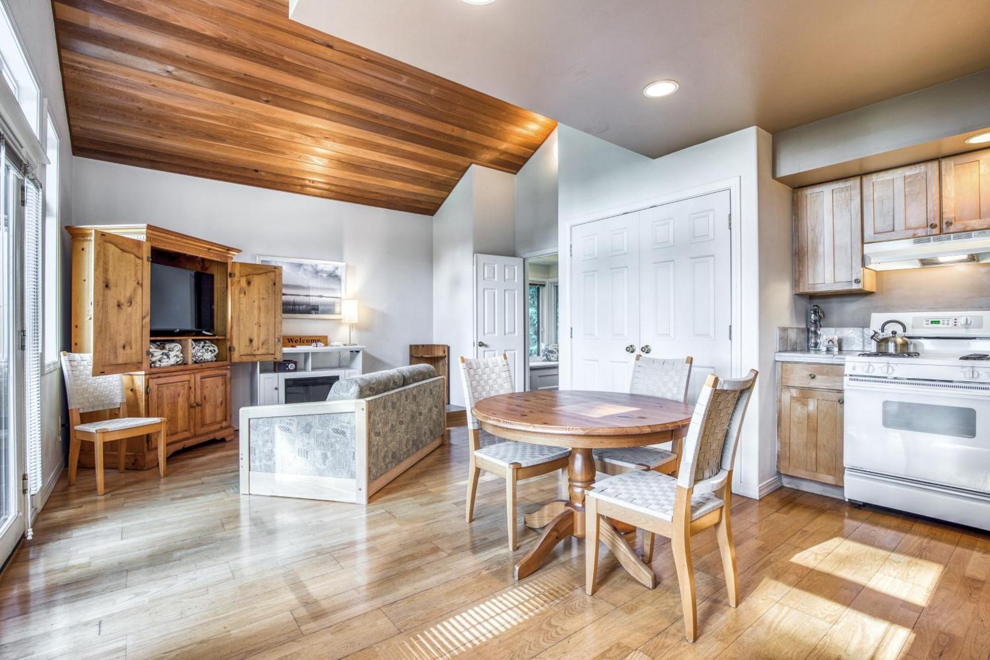 The Quintessa Cottage Clinton エクステリア 写真